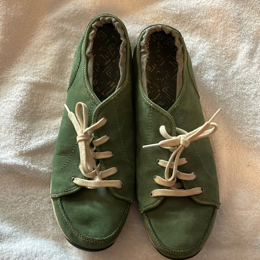 Casual shoes
